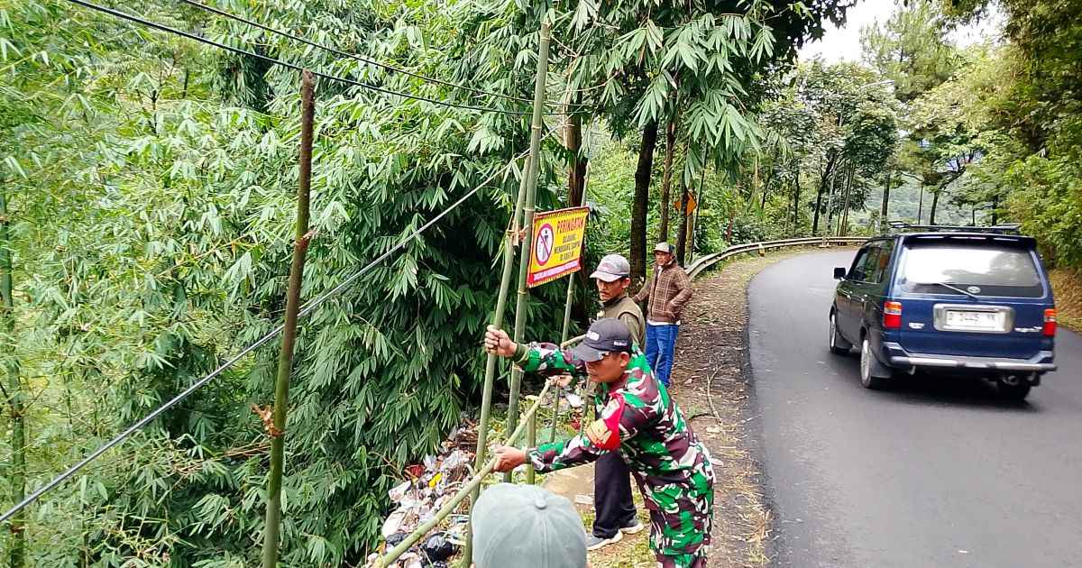 Cegah Sampah Liar, Pemdes Tribaktimulya Pasang Plang Larangan