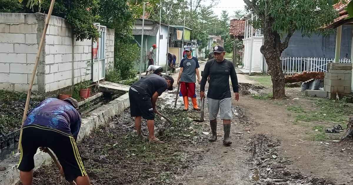 Cegah Banjir, Warga RT 04 Bojongsari Indramayu Gotong Royong Bersihkan Lingkungan