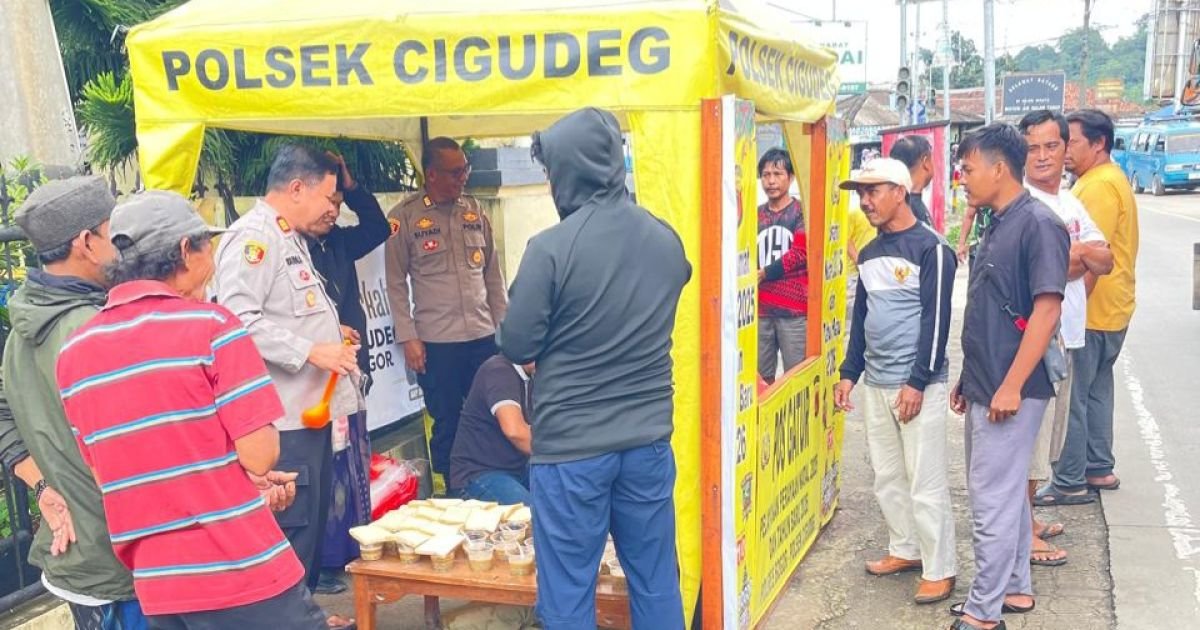 Ciptakan Mitra Kamtibmas Polsek Cigudeg Bagikan Ratusan Makanan di saat Jumat Berkah