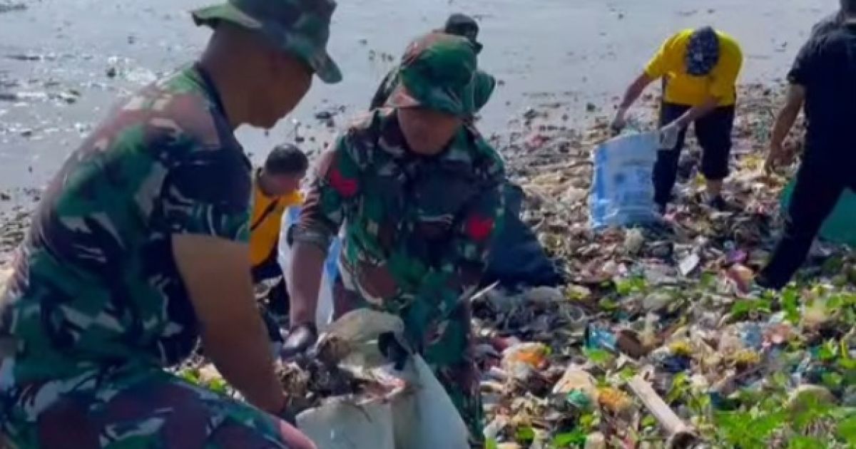 Kodim Kota Cirebon Pimpin Bersih-Bersih Pantai Kesenden