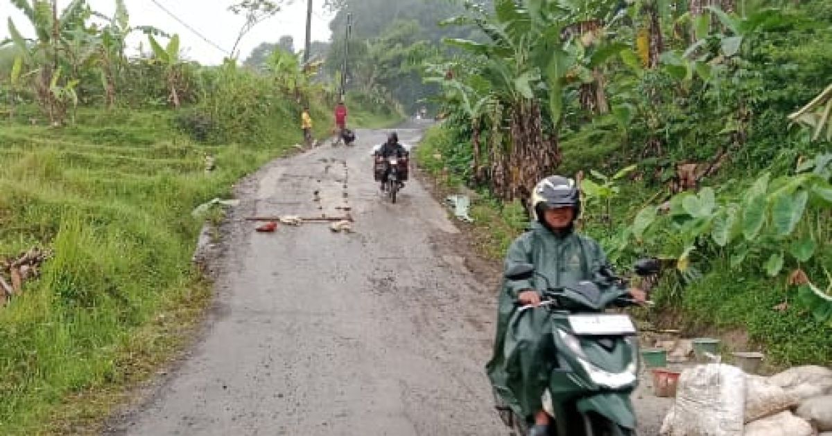 Rawan Kecelakaan, Warga Citumbuk Aksi Swadaya Perbaiki Jalan Kabupaten Bogor yang Ruksak