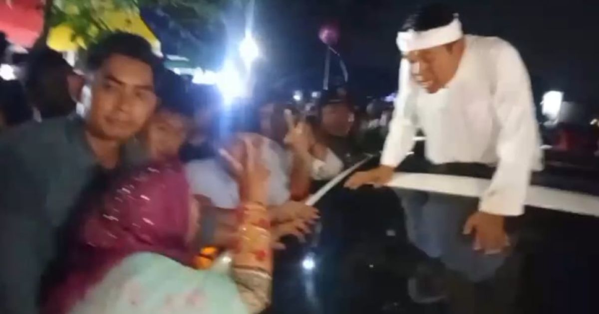 Mariam Nekat Hadang Mobil KDM di Lapangan Den Sakti Tambun Selatan.