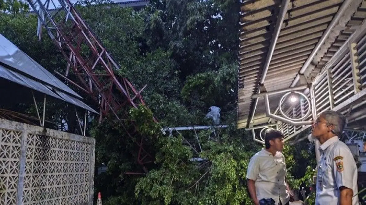 Badai Semarang: Angin Kencang Robohkan Tower dan Atap Gedung Pemprov