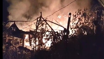 Kebakaran Hebat Hanguskan Dua Rumah Panggung Jelang Hari Raya