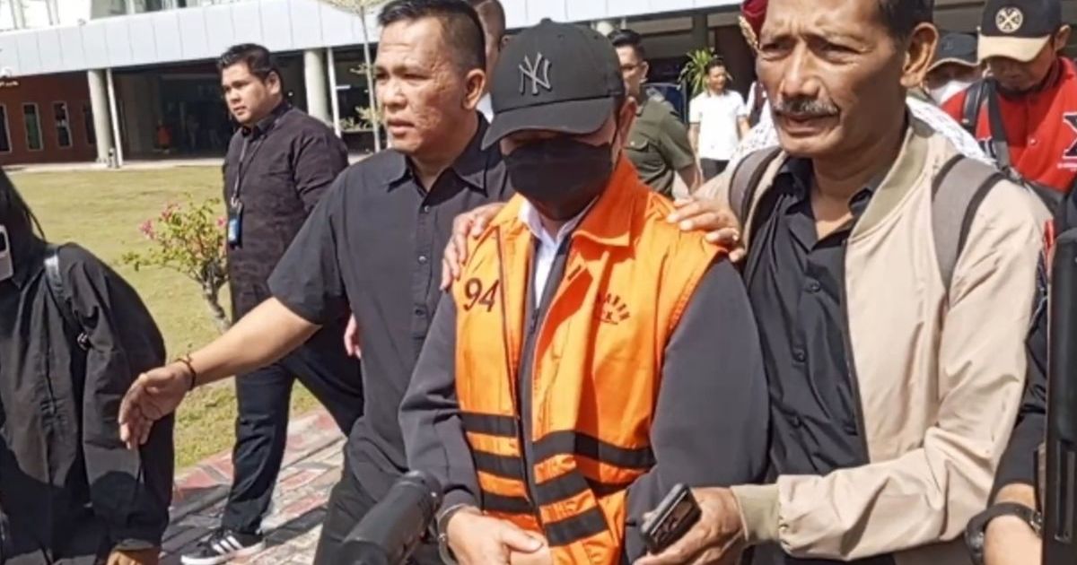 Momen Pilu di Depan Rutan Sialang Bungkuk: Dukungan Emak-emak Sambut Kedatangan Gubernur Riau Nonaktif