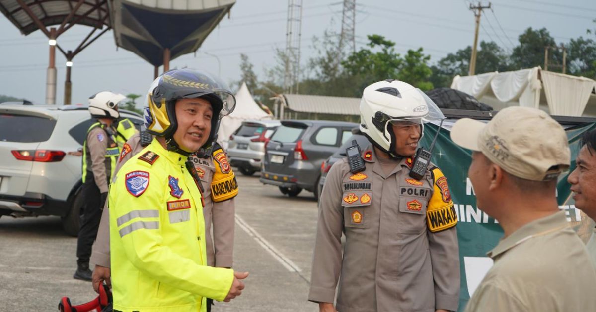 Pantau Arus Mudik, Polres Purwakarta Bagikan Snack ke Anak-anak di Tol Cipali