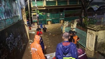 Perayaan Idul Fitri di Ciracas Tercoreng: Permukiman Padat Jakarta Timur Terendam Banjir Setinggi Dada