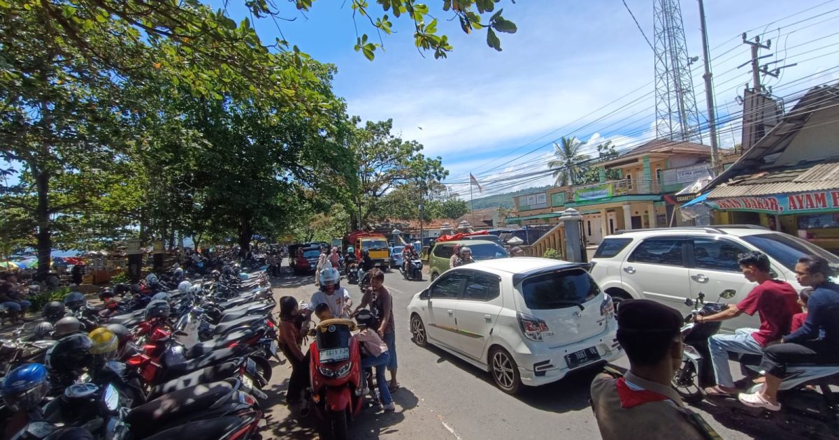 Wisatawan Membludak, Pantai Selatan Sukabumi Jadi Lautan Pengunjung