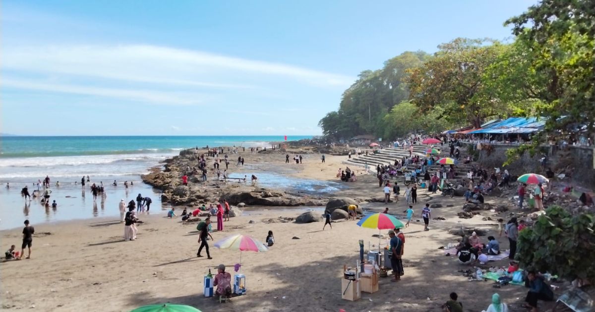 Wisatawan Membludak di Karang Hawu H+1 Lebaran, Polisi Pastikan Pantai Tetap Kondusif