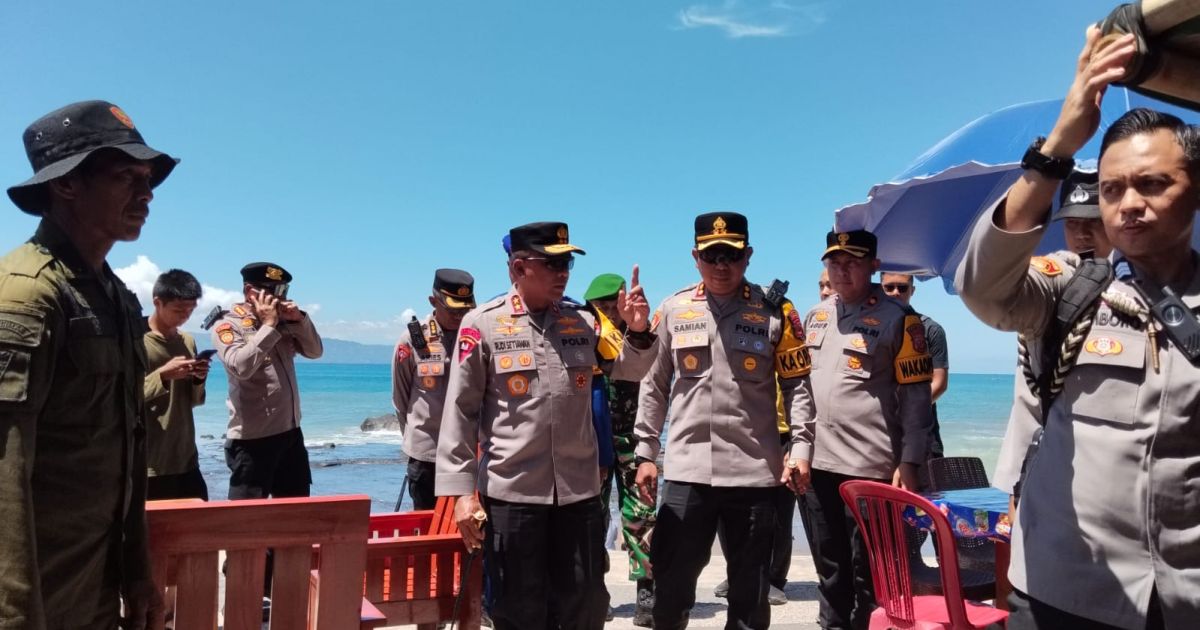 Kapolda Jabar Irjen Pol Rudi Setiawan Turun dari Helikopter, Jalan Kaki Pantau Keramaian Wisata di Karang Hawu