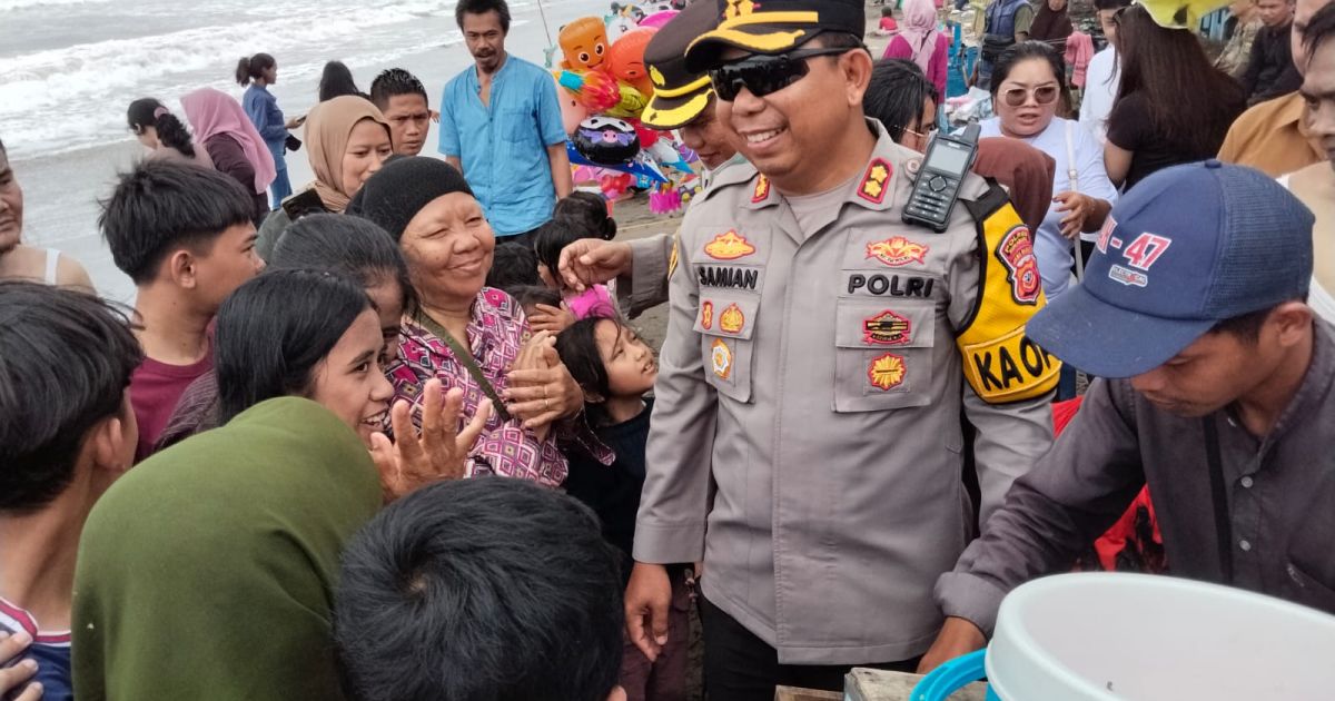 Kapolres Sukabumi Ajak Anak-anak Wisatawan Ceria di Palabuhanratu, Pedagang Es Krim Ikut Kecipratan Rezeki