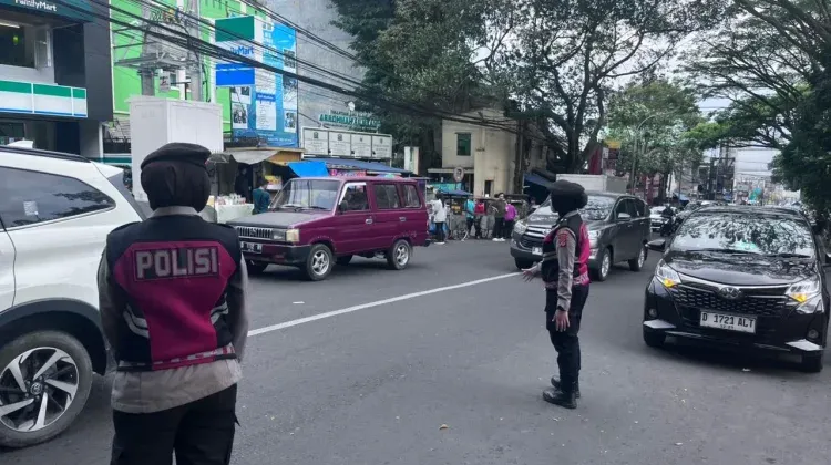 Polwan Bandung Perkuat Keamanan Jalur Wisata Pasca-Lebaran dengan Patroli Dialogis Intensif
