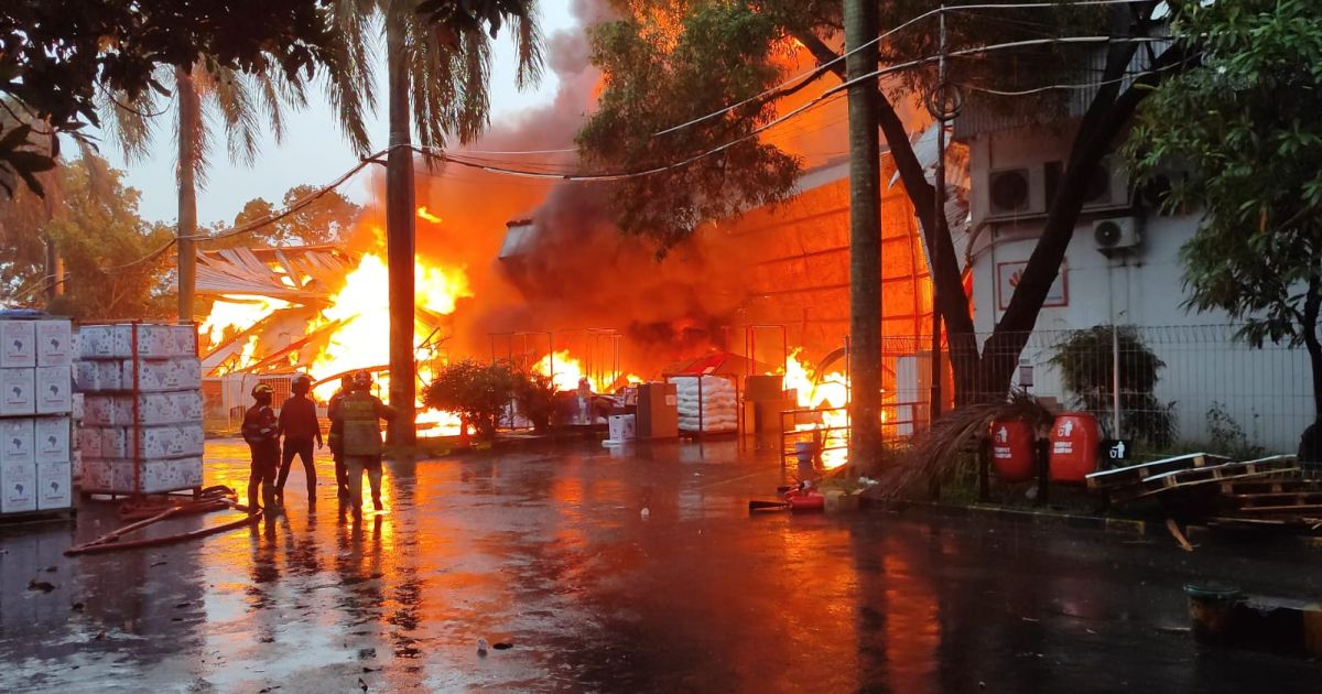 Kebakaran Hebat Pabrik Plastik di Wanaherang Gunung Putri, Warga Sempat Panik