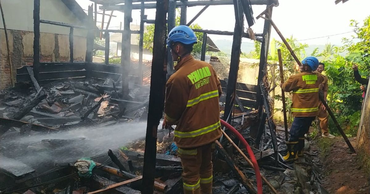 Diduga Akibat Ledakan Korek Gas, Rumah Panggung di Garut Ludes Terbakar.