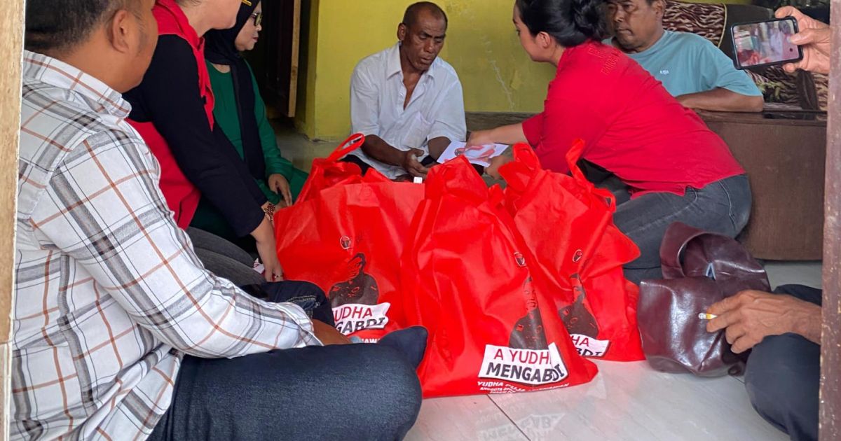 Kebakaran di Limbangan Timur Garut, Yudha Puja Turnawan Salurkan Bantuan.