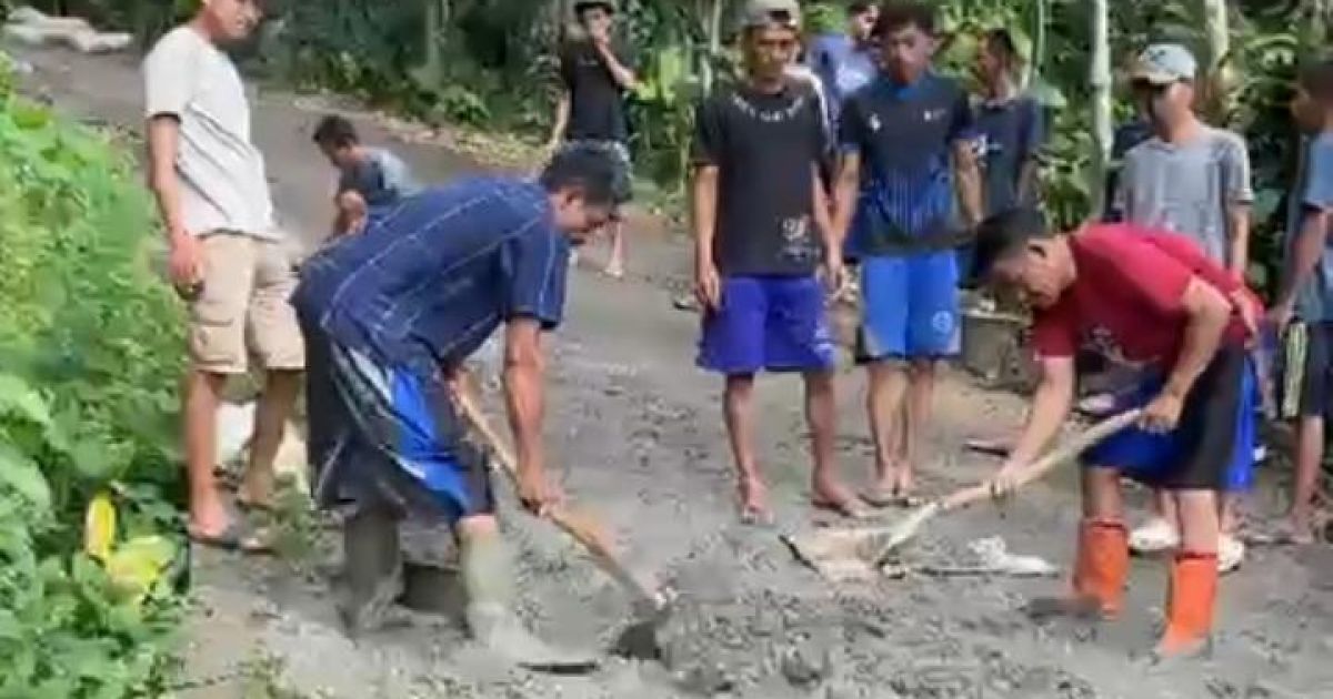 Warga Kampung Pongkor, Desa Cisarua, Kecamatan Nanggung, turun tangan melakukan perbaikan jalan secara swadaya.