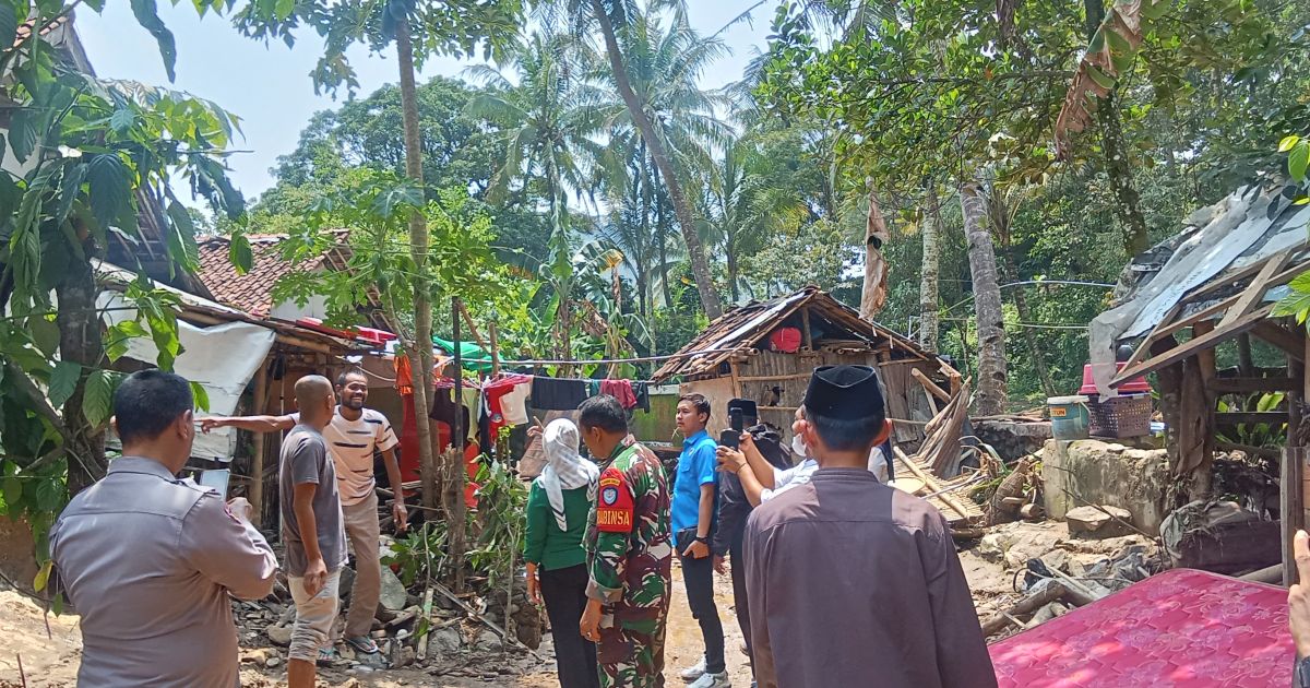Bogor Barat Diterjang Banjir: Siti Aisyah Anggota DPRD Kabupaten Bogor Tinjau Korban Banjir di Cigudeg