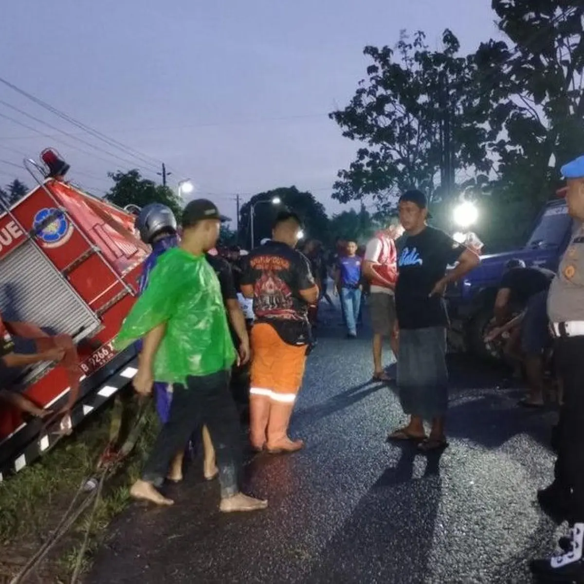 Detik-Detik Armada Damkar Bantul Terperosok ke Sawah Saat Respons Panggilan Darurat