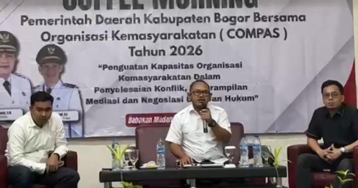 Ketua DPC Peradi Kabupaten Bogor, Oteu Herdiansyah saat memberikan materi tentang “Advokasi dan Perlindungan/Bantuan Hukum untuk Masyarakat”  (Poto Dede Surya).