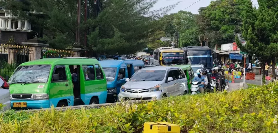 Lonjakan Wisatawan Jakarta Sebabkan Kepadatan Ekstrem di Jalur Puncak Bogor Saat May Day 2026