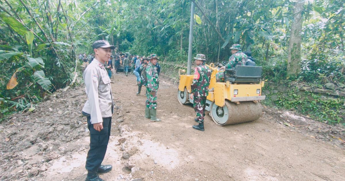 Sinergi TNI-Polri Kawal Pembangunan Jalan Desa Sukajadi di Purwakarta