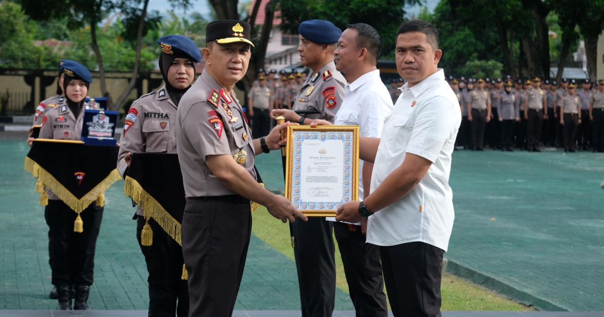 Kapolda Gorontalo Serahkan Penghargaan, Dir Reskrimsus Masuk Tiga Besar