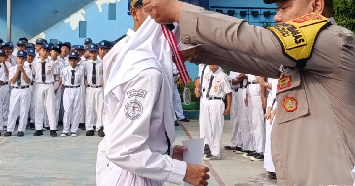 Penyematan medali penghargaan bagi siswa-siswi berprestasi oleh AIPTU Dudung Abdurahman, S.H.
