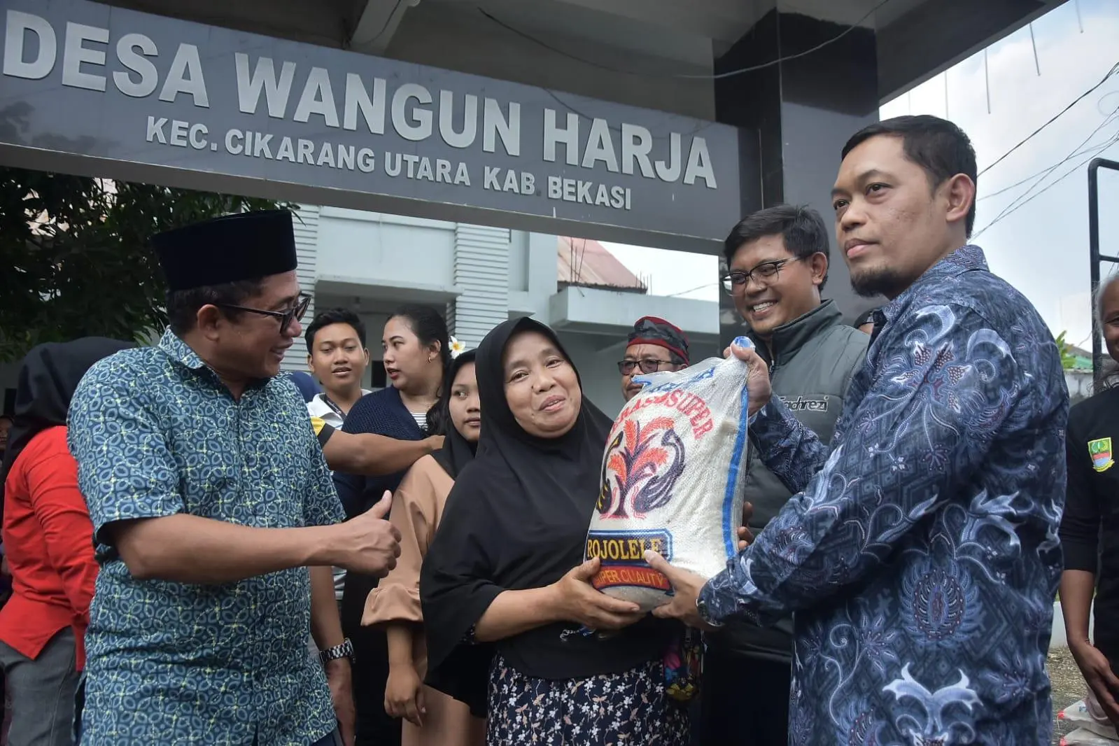 Ringankan Beban Warga, PT Harosa Dan PT Midea Salurkan 26 Ton Beras Untuk Warga Wangunharja 