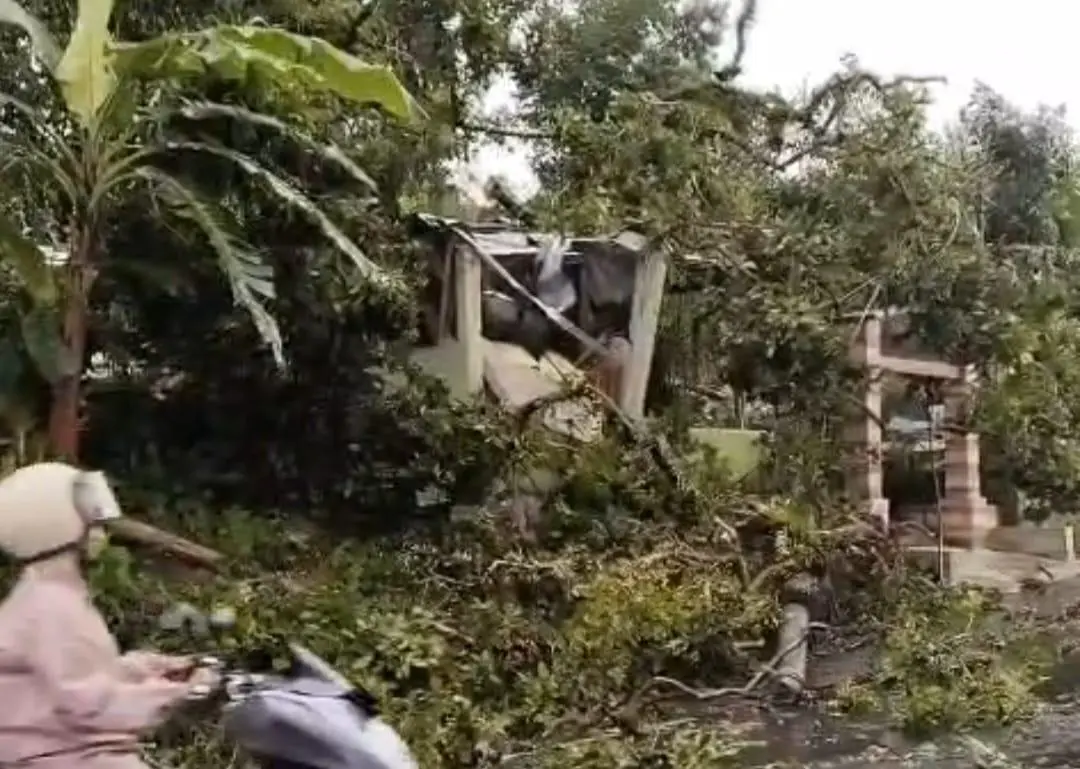 Terdengar Ledakan Mirip Petir, Tiang Listrik Roboh Jadi Sumber Kepanikan