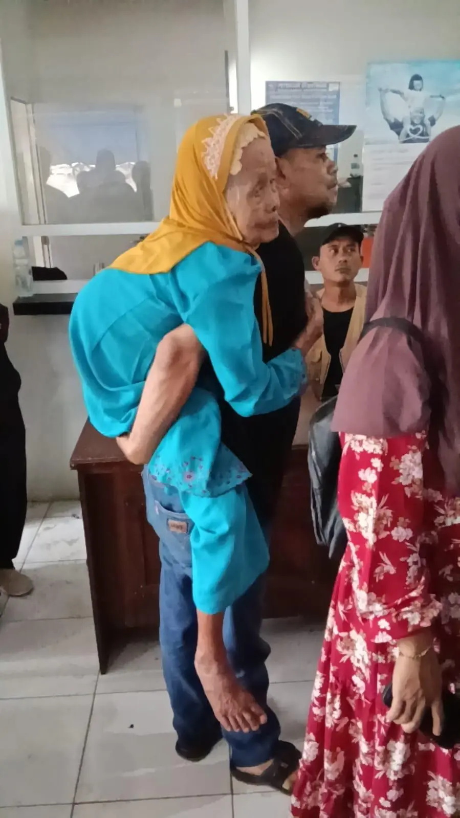 Camat Dading Jampangkulon Gendong Nenek Penerima BLT, Wujudkan Pelayanan Humanis di Tengah Penyaluran Bantuan Sosial