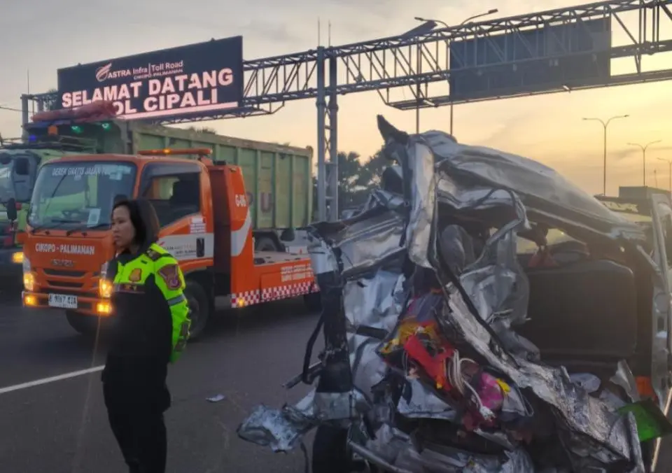 Satlantas Polres Purwakarta Respon Cepat Evakuasi Kendaraan Kecelakaan di KM 72 Tol Cipularang