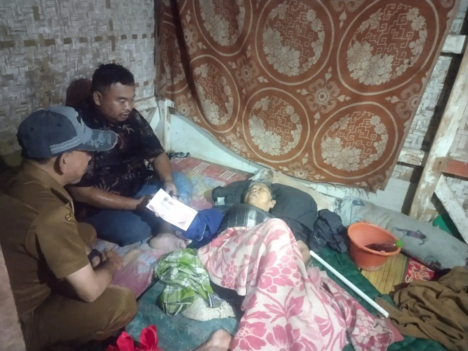 Yudha Puja Turnawan Turun Gunung Bantu Lansia yang Alami Kelumpuhan 