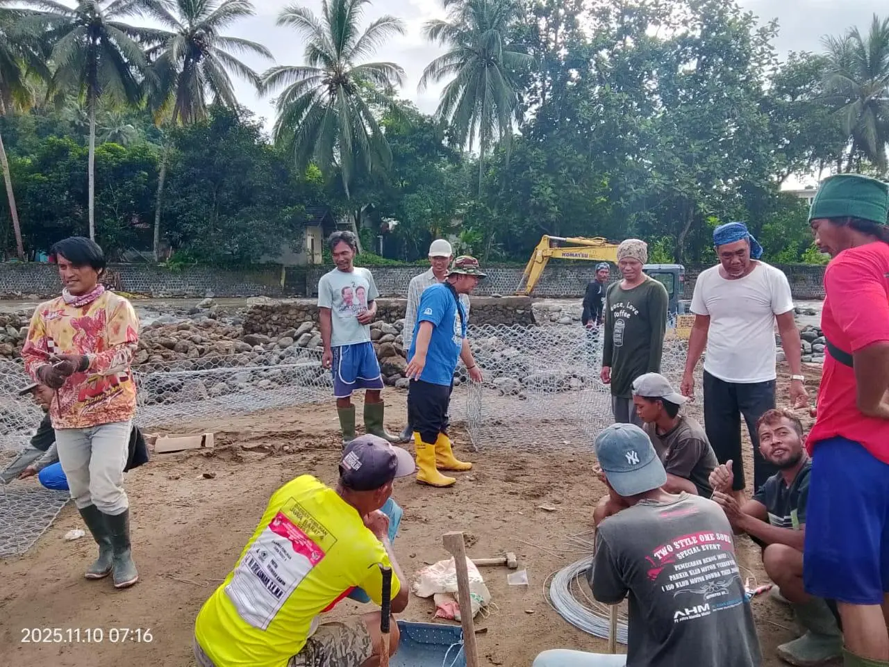 Kuat Karena Cinta: Kang Midun dan Istri Berdiri di Tengah Bencana