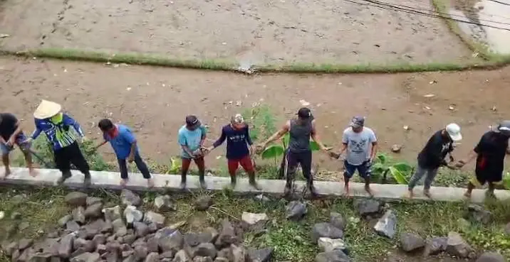 Estafet Angkut Batu Untuk Isi Bronjong Jadi Simbol Gotong Royong Demi Desa Bermartabat Di Cikahuripan Sukabumi