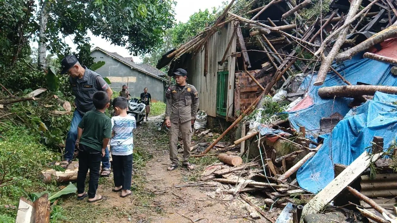 Camat Jampangkulon Respon Cepat Terhadap Insiden Pohon Tumbang, Rumah Nenek Nining Rusak Parah