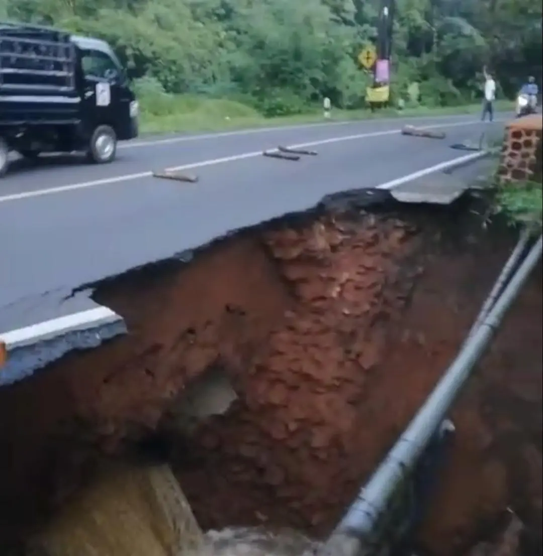 Jembatan Cikaleho Buniseuri Cipaku Amblas 