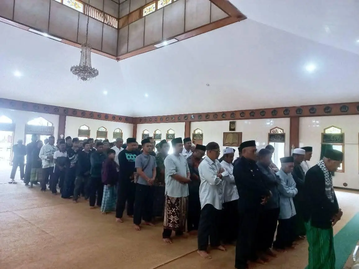 Warga Jampangkulon Gelar Takziah dan Shalat Jenazah untuk Almarhum Aep Saepulloh, M.Ag.