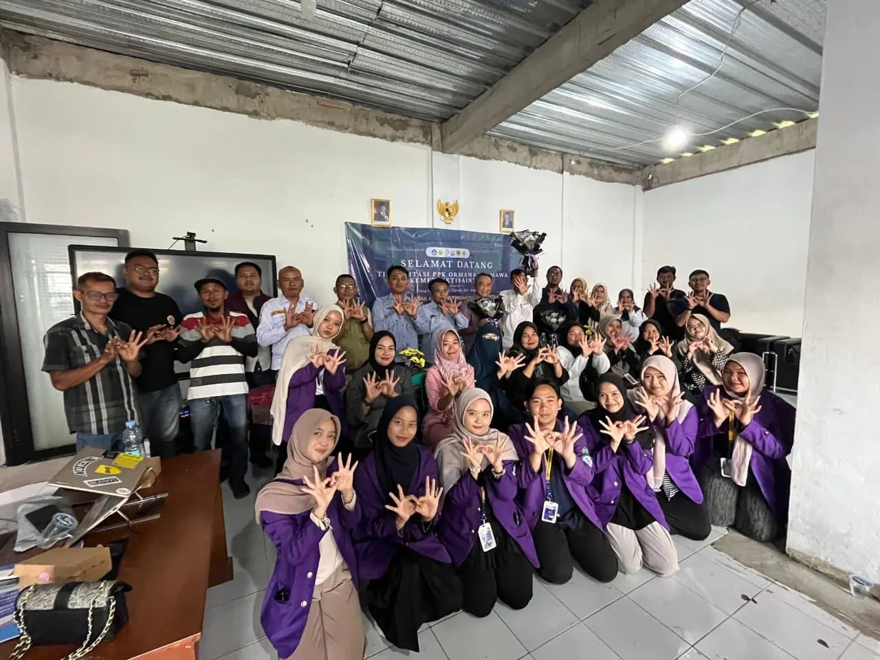 Pendidikan Guru Sekolah Dasar (PGSD) FKIP UNPAK Bogor Meningkatkan Budaya Literasi Siswa SD, PAUD, dan Masyarakat Umum Melalui Media Boneka dan Gambar
