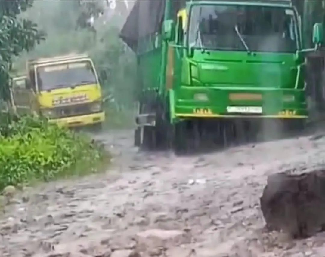 Di Tengah Bencana dan Hujan Deras, Aktivitas Truk Pengangkut Pasir Besi di Pajampangan Tetap Berjalan