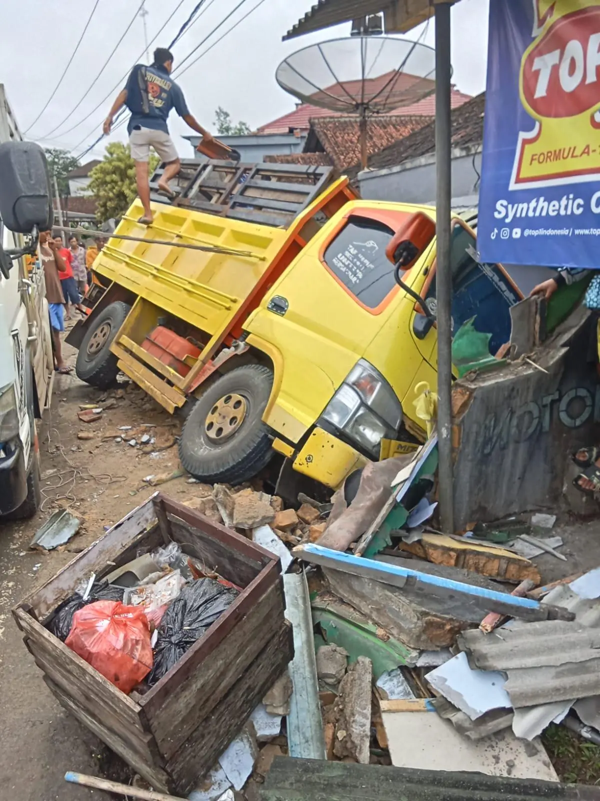 Sopir Diduga Mengantuk, Truk Bermuatan Genteng Hantam Rumah di Jampang Kulon