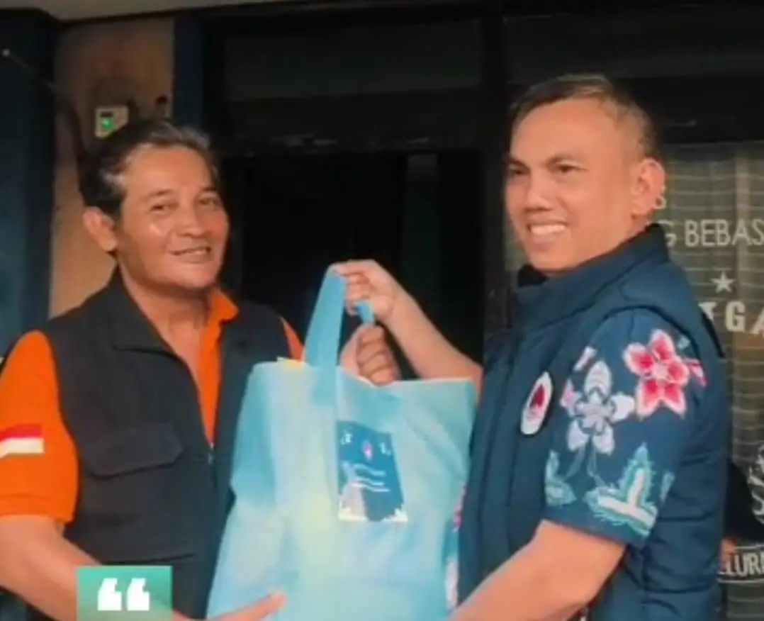 Satresnarkoba Polresta Bogor Kota Bagikan Sembako di Kampung Bebas Narkoba Cikaret