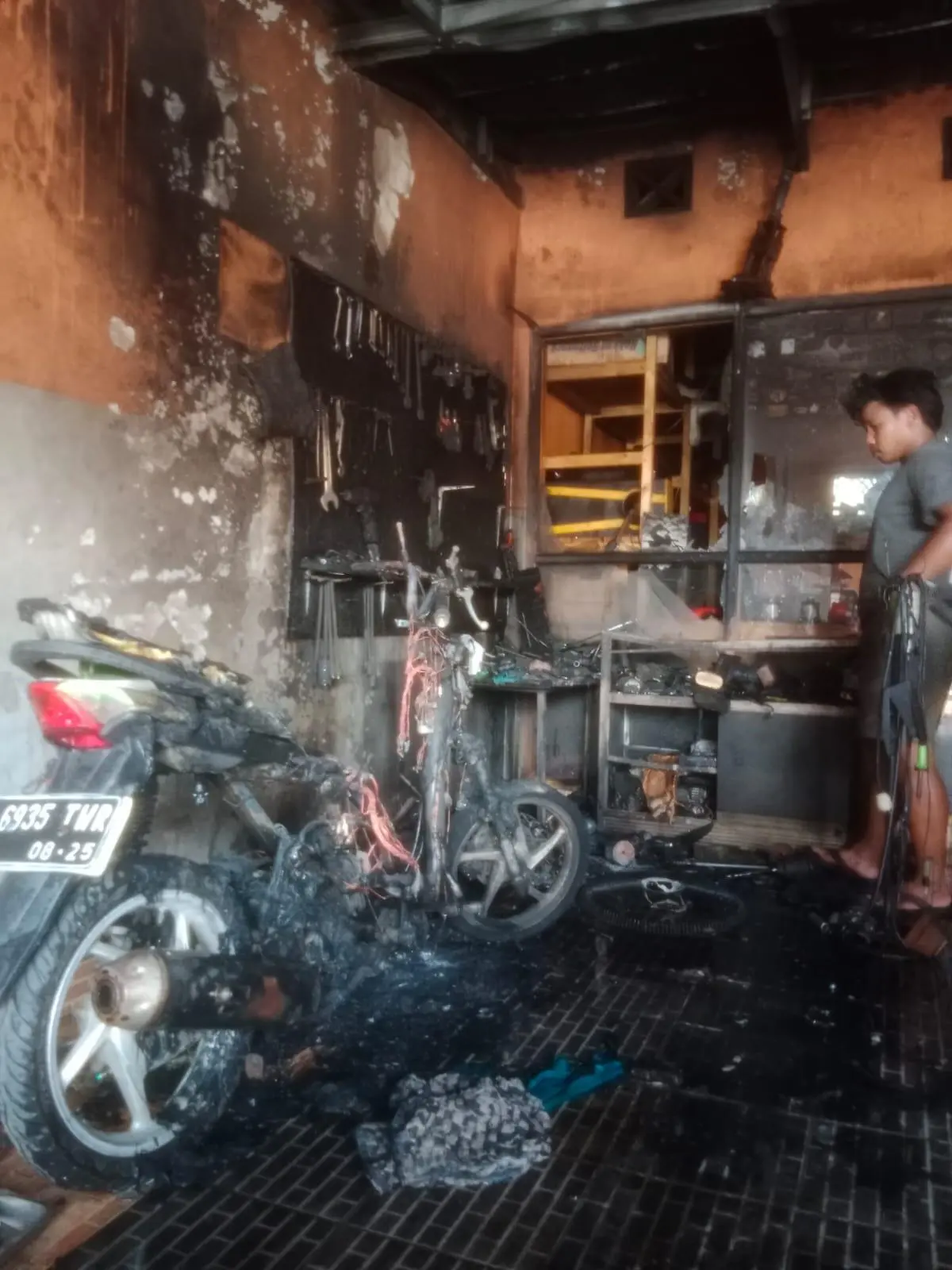 Kebakaran Bengkel Motor di Jampangkulon, Diduga dari tangki Motor yang Bocor