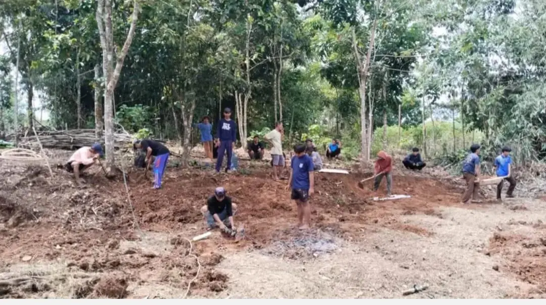 Pemuda dan Tokoh Masyarakat Sindanghayu Sukabumi Bersatu Wujudkan Lapangan Futsal Multifungsi